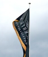 Una bandera con el texto 'Hotel' y 'Wellington'.