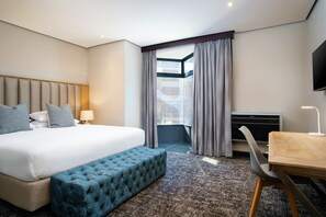 Ylelliset vuodevaatteet, tallelokero huoneessa, työpöytä