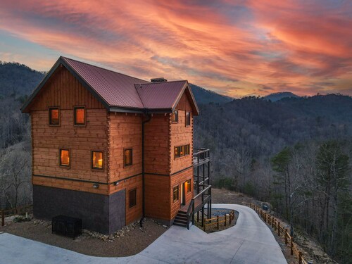 🌄Unforgettable Views!! Huge Luxury Lodge with Firepit!