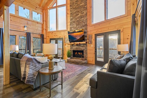 🌄Unforgettable Views!! Huge Luxury Lodge with Firepit!