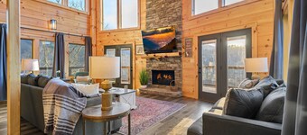 🌄Unforgettable Views!! Huge Luxury Lodge with Firepit!