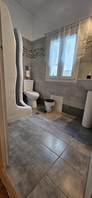 Room, 1 Bedroom, Balcony, Mountain View | Bathroom