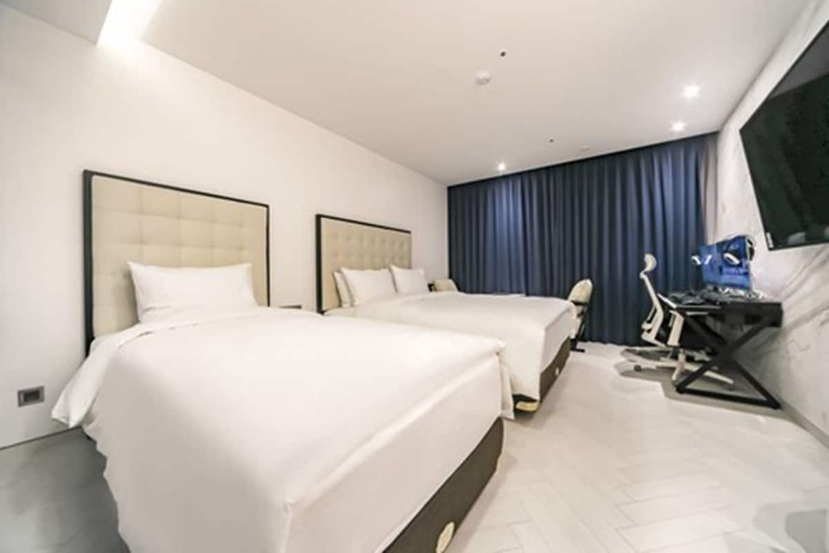 Superior Twin Room (Breakfast for 3)