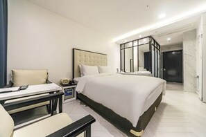 بديكورات فريدة لكل غرفة وطراز فريد لكل وحدة وستائر تعتيم وواي فاي مجانًا