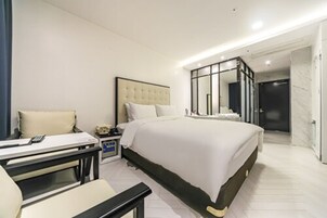 Decoración personalizada, muebles diferentes y cortinas blackout 