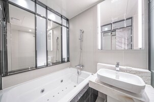 Decoración personalizada, muebles diferentes y cortinas blackout 