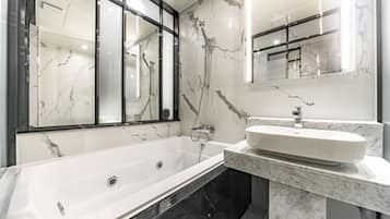 Superior Double Room (Breakfast for 2) | Badezimmer | Duschwanne, kostenlose Toilettenartikel, Haartrockner, Bademäntel