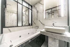 Superior Double Room (Breakfast for 2) | 浴室 | 淋浴/盆浴组合、免费洗浴用品、吹风机、浴袍