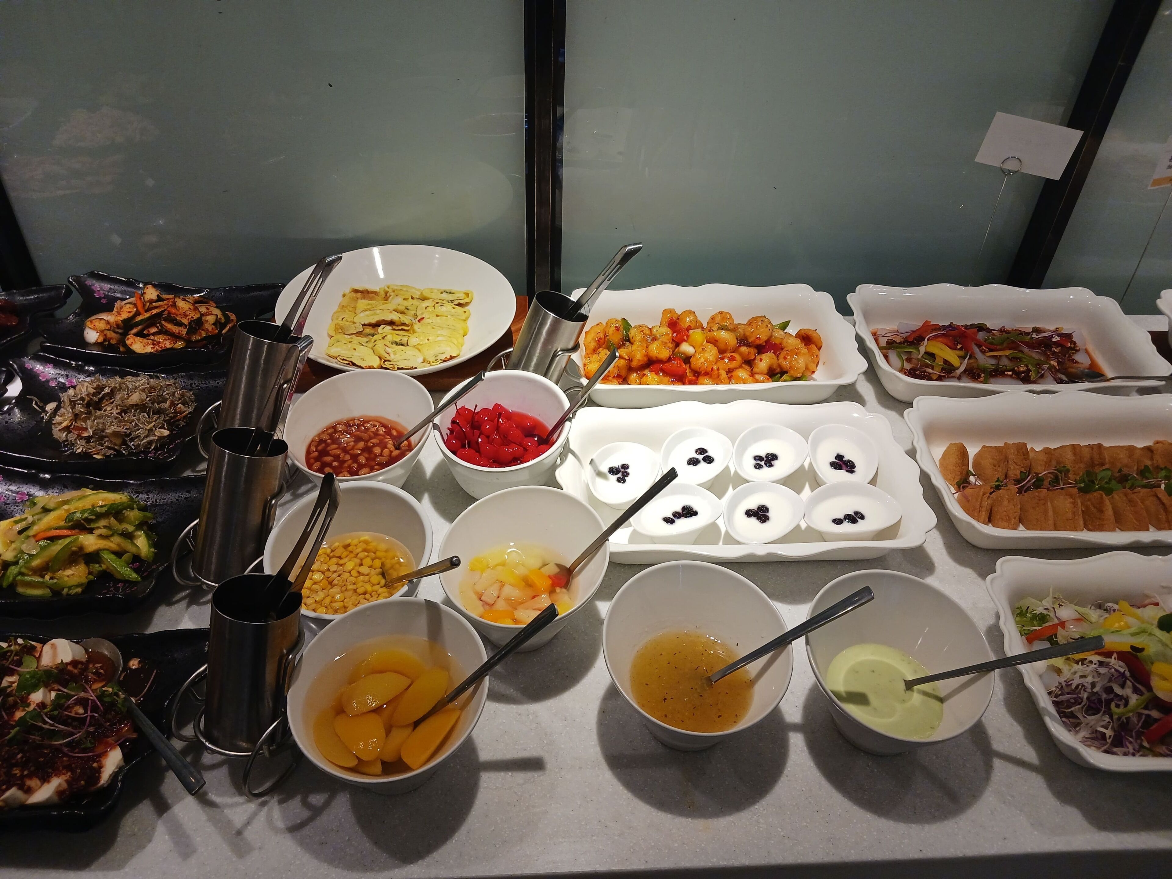 Ein reichhaltiges Buffet mit verschiedenen Speisen und Beilagen.