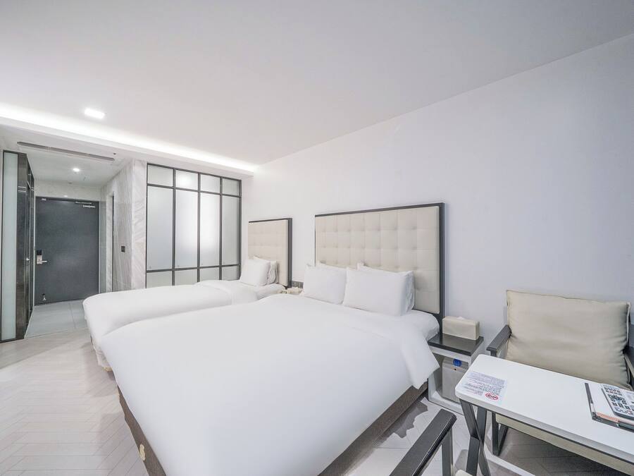 Superior Twin Room (Breakfast for 3) | Individually decorated, individually furnished, blackout curtains