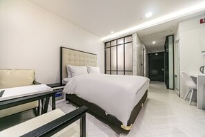 Decoración personalizada, muebles diferentes y cortinas blackout 