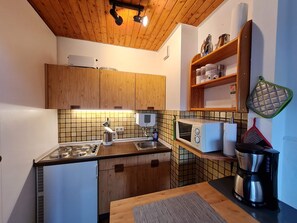 Réfrigérateur, micro-ondes, chaise haute