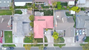 Exterior - Spacious 5-Bedroom Retreat Near Disneyland, Beaches & Shopping (Santa Ana)