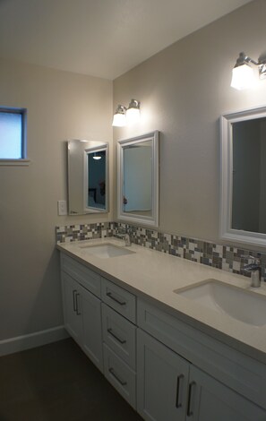 Combined shower/bathtub, bidet, towels, toilet paper - Spacious 5-Bedroom Retreat Near Disneyland, Beaches & Shopping (Santa Ana)