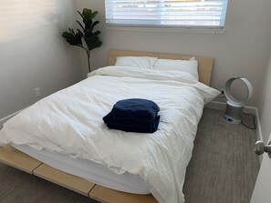 3 bedrooms, desk, WiFi, bed sheets - Spacious 5-Bedroom Retreat Near Disneyland, Beaches & Shopping (Santa Ana)