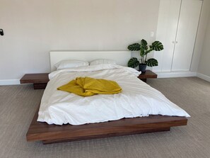 3 bedrooms, desk, WiFi, bed sheets