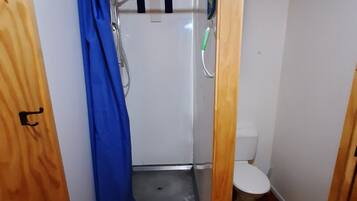 Een douche, handdoeken, toiletpapier