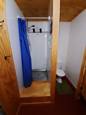 Douche, serviettes fournies, papier toilette