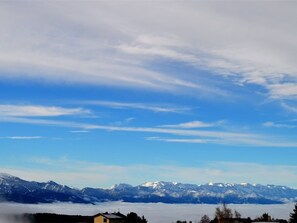 Un paisaje montañoso con picos nevados y cielo despejado.