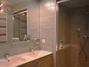 Bathroom - Spacious 4-room renovated apartment in Font-Romeu center (Font-Romeu-Odeillo-Via)