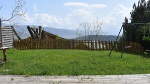 Eine Holterrasse mit Blick auf ein Gebirge.