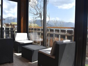 A modern outdoor seating area with wicker furniture and a view of mountains. - South-facing chalet in Font-Romeu, 3 bedrooms, with garden (Font-Romeu-Odeillo-Via)