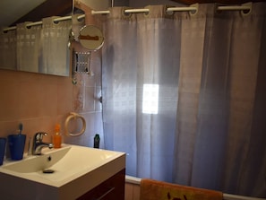 Bathroom - South-Facing 4-Side Chalet with Terrace near Centre (Font-Romeu-Odeillo-Via)