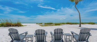 Key Lime Villa - Gorgeous Pool Home, Walk 2 Beach 🌊🏖️!