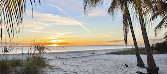 Key Lime Villa - Gorgeous Pool Home, Walk 2 Beach 🌊🏖️!