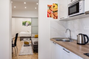 Studio (Comfort Studio Apartment) | Yksityinen keittiö | Jääkaappi
