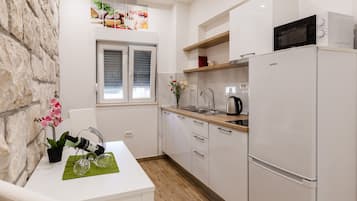 Estúdio (Deluxe Studio Apartment) | Cozinha americana privada | Geladeira