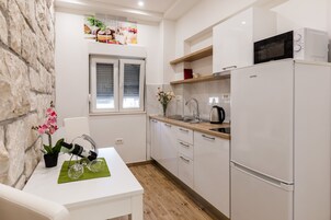 Estúdio (Deluxe Studio Apartment) | Cozinha americana privada | Geladeira