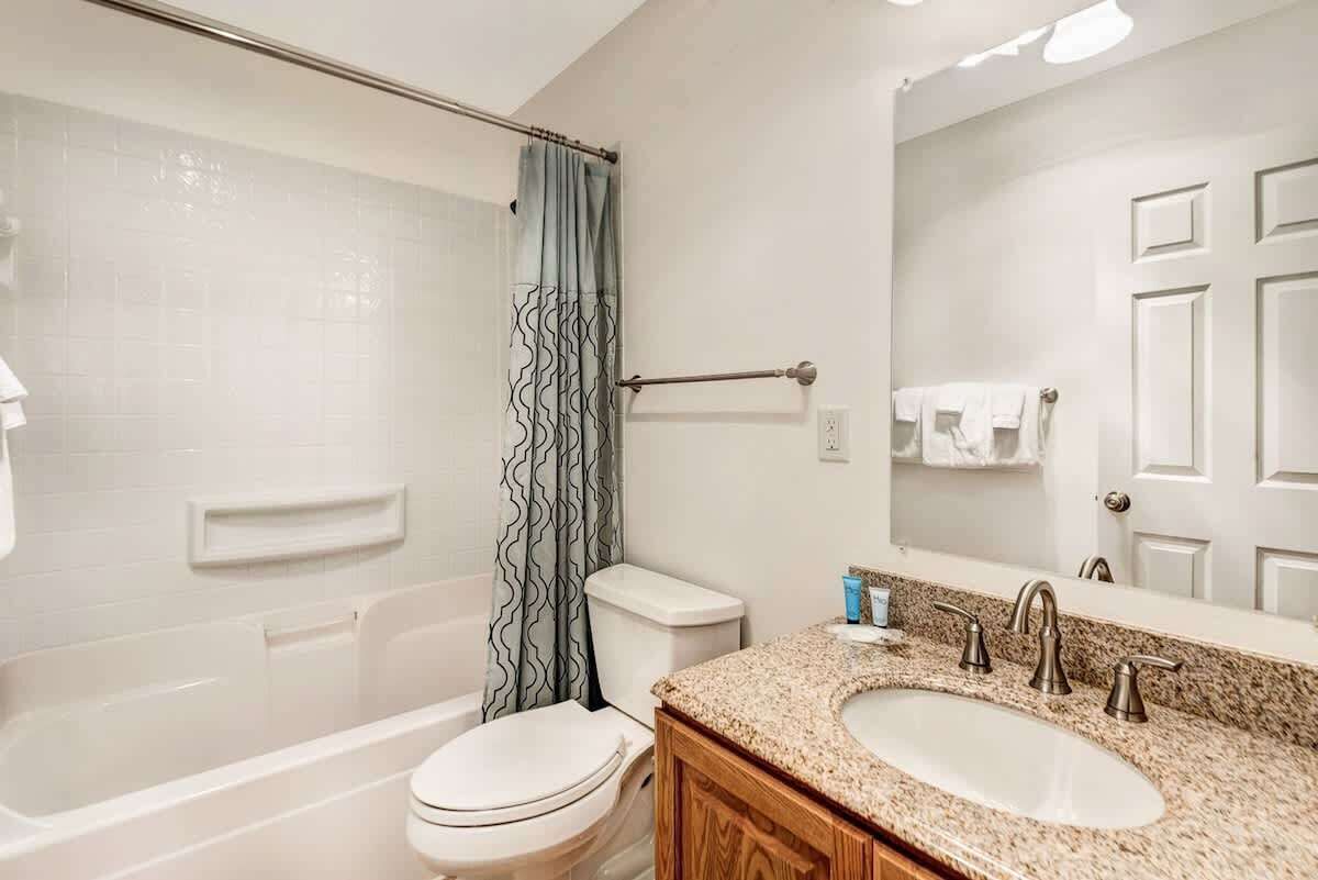 Un baño con bañera, inodoro y lavabo.