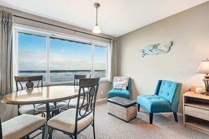 Interior - Gorgeous Oceanfront Suite - Top Floor - Pool and Sauna - Sleeps 4! (Lincoln City)