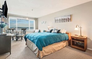 1 bedroom, iron/ironing board, WiFi, bed sheets - Gorgeous Oceanfront Suite - Top Floor - Pool and Sauna - Sleeps 4! (Lincoln City)