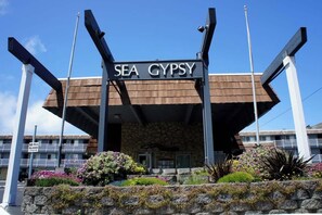 Exterior - Gorgeous Oceanfront Suite - Top Floor - Pool and Sauna - Sleeps 4! (Lincoln City)