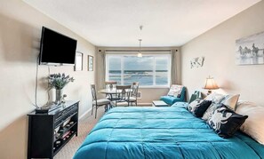 1 bedroom, iron/ironing board, WiFi, bed sheets - Gorgeous Oceanfront Suite - Top Floor - Pool and Sauna - Sleeps 4! (Lincoln City)