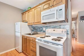 Fridge, microwave, oven, stovetop - Gorgeous Oceanfront Suite - Top Floor - Pool and Sauna - Sleeps 4! (Lincoln City)