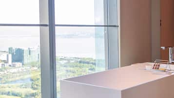 Suite, 1 très grand lit, vue baie (Renaissance) | Salle de bain | Ensemble douche/baignoire, douche à « effet pluie »