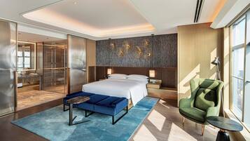 Minibar, caixa forta a l'habitació i escriptori