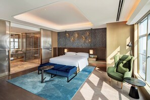 Minibar, in-room safe, desk, laptop workspace - Renaissance Shenzhen Bay Hotel (Shenzhen)