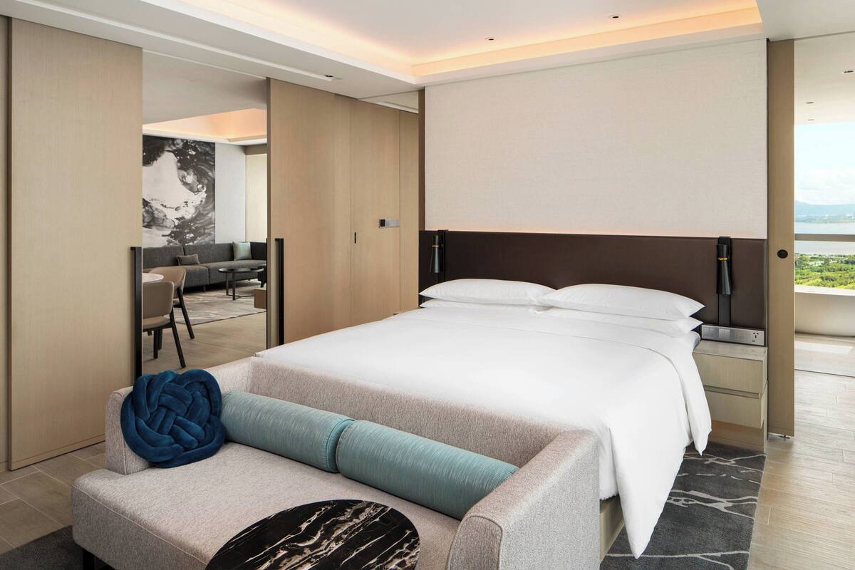 Executive Suite, 1 King Bed | Minibar, in-room safe, desk, laptop workspace
