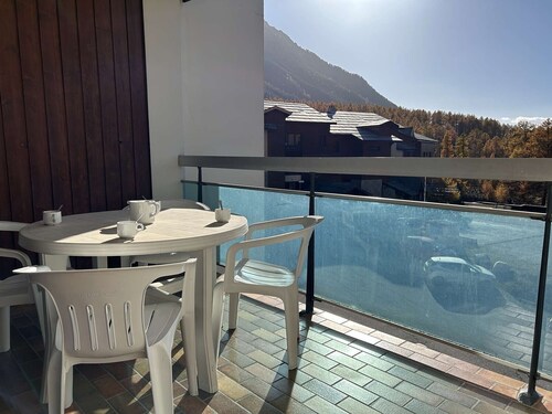 Ski-In/Ski-Out Studio for 4 with Mountain Views, Balcony, and Parking