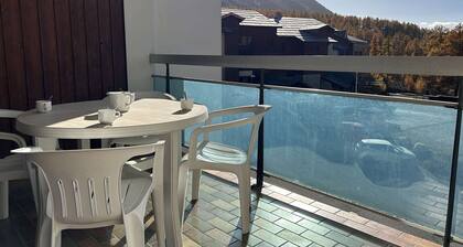 Ski-In/Ski-Out Studio for 4 with Mountain Views, Balcony, and Parking