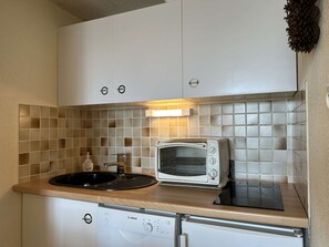 Fridge, dishwasher, coffee/tea maker, toaster