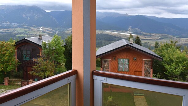 A mountain cabin with a view of distant mountains and a valley. - 2-Room Cabin Apartment with Parking in Font-Romeu (Font-Romeu-Odeillo-Via)