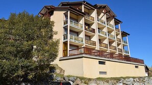 A multi-story hotel with balconies and a clear sky. - 2-Room Cabin Apartment with Parking in Font-Romeu (Font-Romeu-Odeillo-Via)