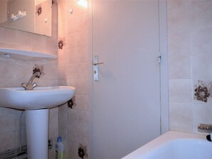 A bathroom with a white sink, a mirror, and a bathtub. - 2-Room Cabin - Cable Car Access, Parking Included (Font-Romeu-Odeillo-Via)