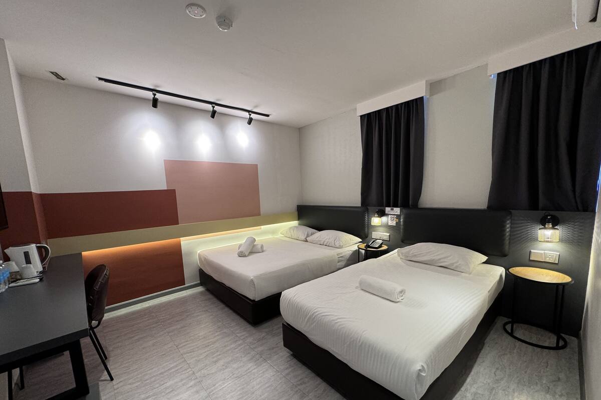 Habitación triple familiar | Escritorio y espacio para trabajar con laptop 