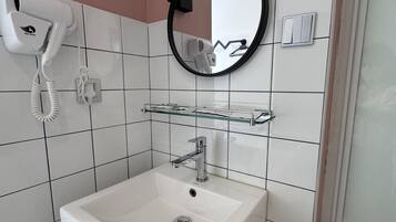 Dusche, Regendusche, kostenlose Toilettenartikel, Bidet